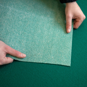 Structure souple de la Moquette filmée Stand Event Vert sapin montrant l'envers du produit