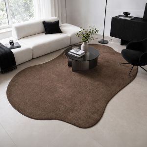 Tapis contemporain de forme organique Re-cycle - Chocolat devenant la pièce maîtresse d'une décoration moderne