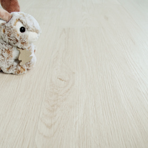 Zoom sur le parquet vinyle Performance Clic 5G chêne blanchi, nuances claires et aspect bois naturel