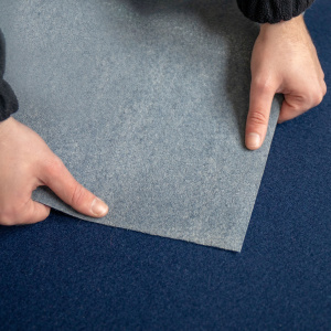 Détail de l'envers de la Moquette filmée Stand Event Bleu nuit avec film de protection intégré