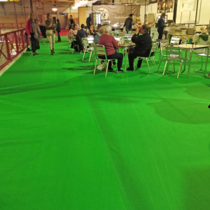 Revêtement textile vert pomme, moquette Orotex Revexpo pour stand professionnel