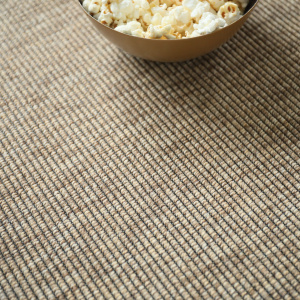 Moquette Nusa Beige en gros plan avec tissage petites boucles et texture résistante