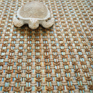 Détail matière de la moquette tissé plat Népal Natté 4x4 bleu à l’aspect texturé et naturel