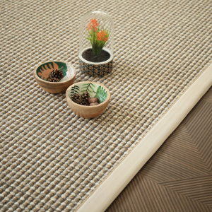 Tapis Laine et sisal Caloundra grosses boucles beige ganse écru - salon