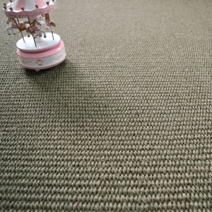 Revêtement sisal Quintana Grège vu de face mettant en valeur le relief fin et homogène