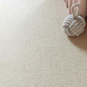 Tapis sur mesure en pure laine vierge Mallow nude avec rideaux rosés et accessoire décoratif en corde