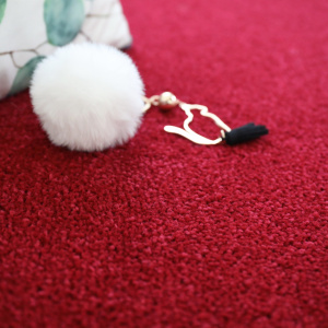 Moquette Manège Rouge gros plan sur fibres épaisses et confortables