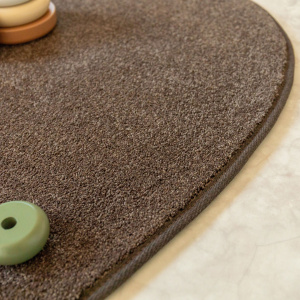 Tapis organique Re-cycle chocolat en fibres recyclées, détail de la bordure arrondie