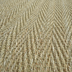 Gros plan sur la matière naturelle du tapis Bihar fin chevron