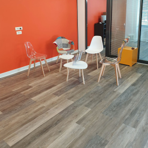 Lame sol vinyle rigide Performance - Clic 5G - Parquet Chêne Brossé Panaché - bureau