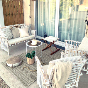 Vue du tapis Indy grège, design contemporain pour intérieur ou extérieur