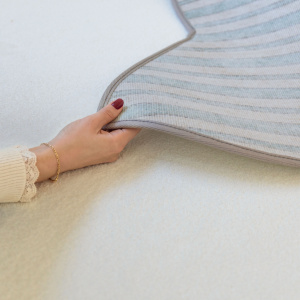 Tapis Miaou - Chat Kawai - Blanc doux, détail de la douceur de son velours ras au toucher