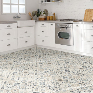 Ambiance claire et chaleureuse sublimée par le Sol Vinyle Textile – Relief 3D – Capucine crème dans une cuisine blanche