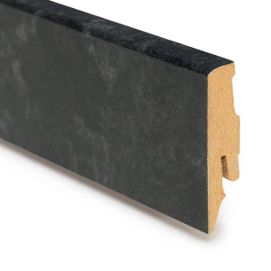 Plinthe grise pour parquet stratifié Pierre Gris Manganèse, mise en avant du profil et du relief