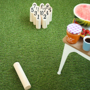Jeu de quilles en bois et table de petit déjeuner sur Gazon synthétique Brunch 18 mm, surface réaliste et confortable