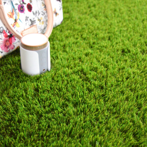 Tapis en gazon synthétique Vincennes 35 mm - Gros plan sur la texture réaliste, avec accessoires lifestyle