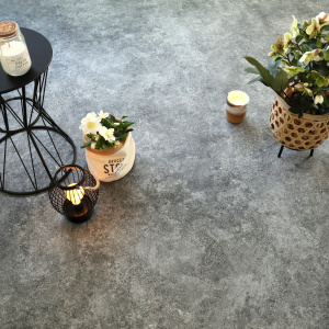 Sol PVC Best effet granit noir et argenté avec accessoires décoratifs posés au sol