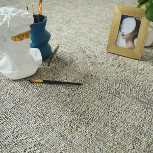 Moquette tissé plat Jambi gris perle avec objets déco et cadre photo dans une ambiance intérieure douce