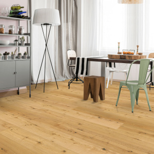 Parquet contrecollé vernis mat click à plat chêne naturel dans pièce avec table et chaises