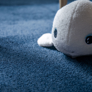 Tapis sur mesure Pulse bleu nuit, revêtement chaleureux pour chambre ou espace détente