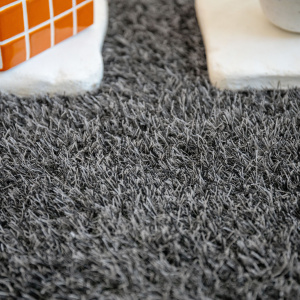Gazon artificiel gris Essential Garden 22 mm, gros plan sur les brins courts et résistants
