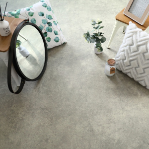 Sol PVC Best effet béton gris avec miroir et accessoires décoratifs