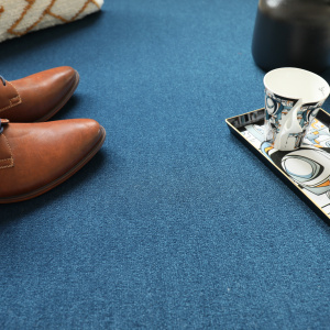 Moquette Sylon bleu denim avec accessoires décoratifs dans un intérieur raffiné