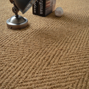 Tapis sur mesure Coco Paravan Chevron – texture naturelle en fibres de coco sous lampe déco