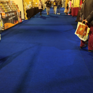 Revêtement de sol filmé Stand Event Bleu roi, moquette fine au rendu uniforme et professionnel