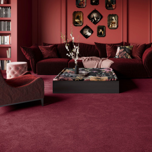 Moquette ultra douce Pulse Rouge grenat dans un salon feutré, confort enveloppant et ambiance chaleureuse
