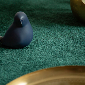 Moquette ultra douce Pulse vert forêt, surface dense avec oiseau décoratif