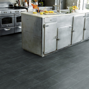 Revêtement PVC imitation dalle pierre gris foncé en intérieur