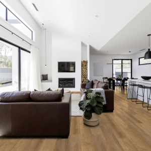 Lame vinyle clipsable - Gerflor R55 Lock+ Acoustic - Woody medium, sol effet parquet dans un séjour ouvert et lumineux