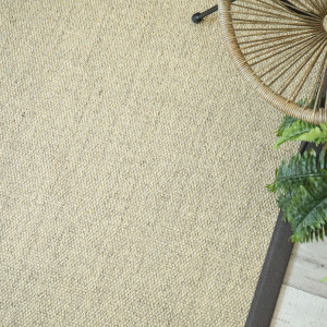 Texture naturelle du tapis sur mesure sisal Tulum écru avec une ganse coton anthracite  dans un intérieur épuré