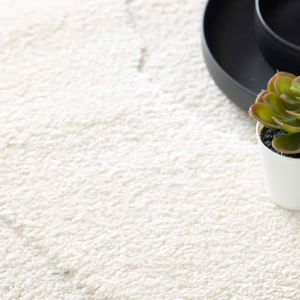 Formes naturelles en relief sur tapis crème aux motifs organiques