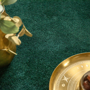 Moquette ultra douce Pulse vert forêt, texture velours avec accessoires déco