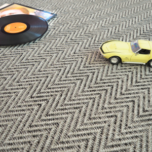 Revêtement de sol tissé plat Java Chevron Silver avec texture structurée et univers vintage
