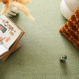 Coin détente avec la moquette sisal Bahia vert, coussin ocre et poupée japonaise