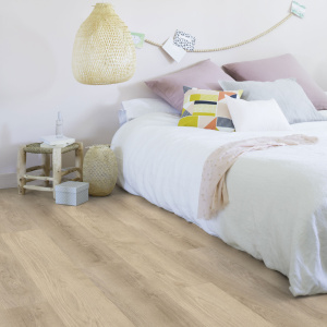 Lame vinyle clipsable - Gerflor R55 Lock+ Acoustic - Woody blond dans une chambre d’enfant blanche aux touches pastel