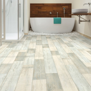 Sol PVC lino First parquet blanchi, sol effet bois clair pièce d’eau lumineuse