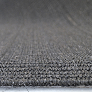 Tapis de passage sisal Anthracite en détail avec tissage bouclé fin adapté aux couloirs et escaliers