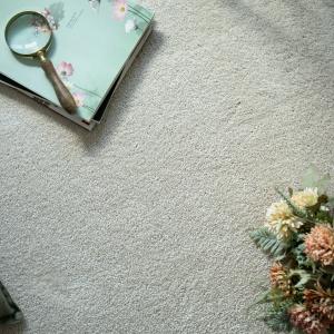 Sol textile velours Select gris perle créant une atmosphère cosy avec accessoires décoratifs