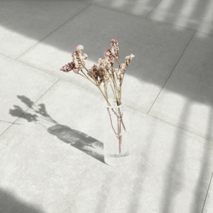 Dalle vinyle - Gerflor Senso Unik - Suave beige baigné de lumière avec vase de fleurs séchées