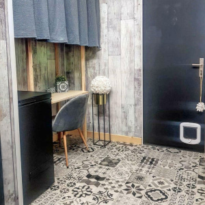 Tapis vinyle - Carreaux de ciment - Noir dans une entrée moderne et cosy