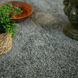 Dalle de moquette repositionnable Flexi Home gris minéral, texture dense et agréable à la marche