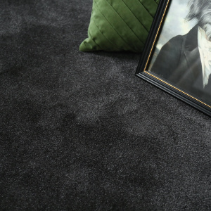 Moquette douce Hypnose Noir velours avec décor artistique et tonalité profonde