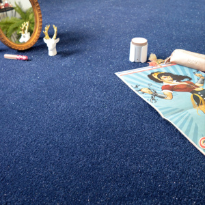Moquette pailletée Bleu marine Flash au sol dans coin jeu avec décoration chaleureuse