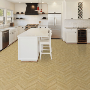 Sol vinyle imitation parquet chevron chêne naturel dans une cuisine spacieuse