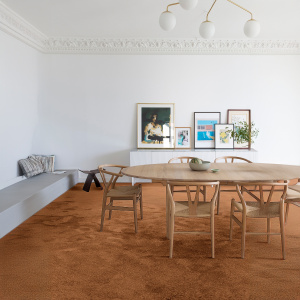 Moquette Lumicolor couleur rouille terracotta, idéale pour salle à manger contemporaine