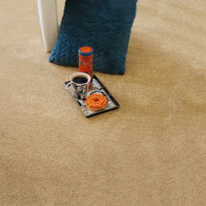 Moquette en polyester recyclé Re-cycle Camel avec surface confortable et accessoires déco
